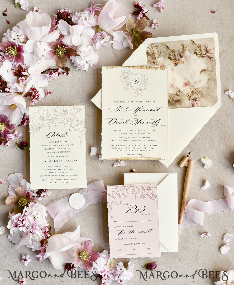 HOCHZEITS EINLADUNGEN moderne Kalligraphie / feine Kunst Salbeigrüne Fine Art Hochzeitskarten mit Goldblatt, gezackten Kanten, RSVP QR-Code, Seidenband, maßgeschneiderte elegante Hochzeitseinladung.