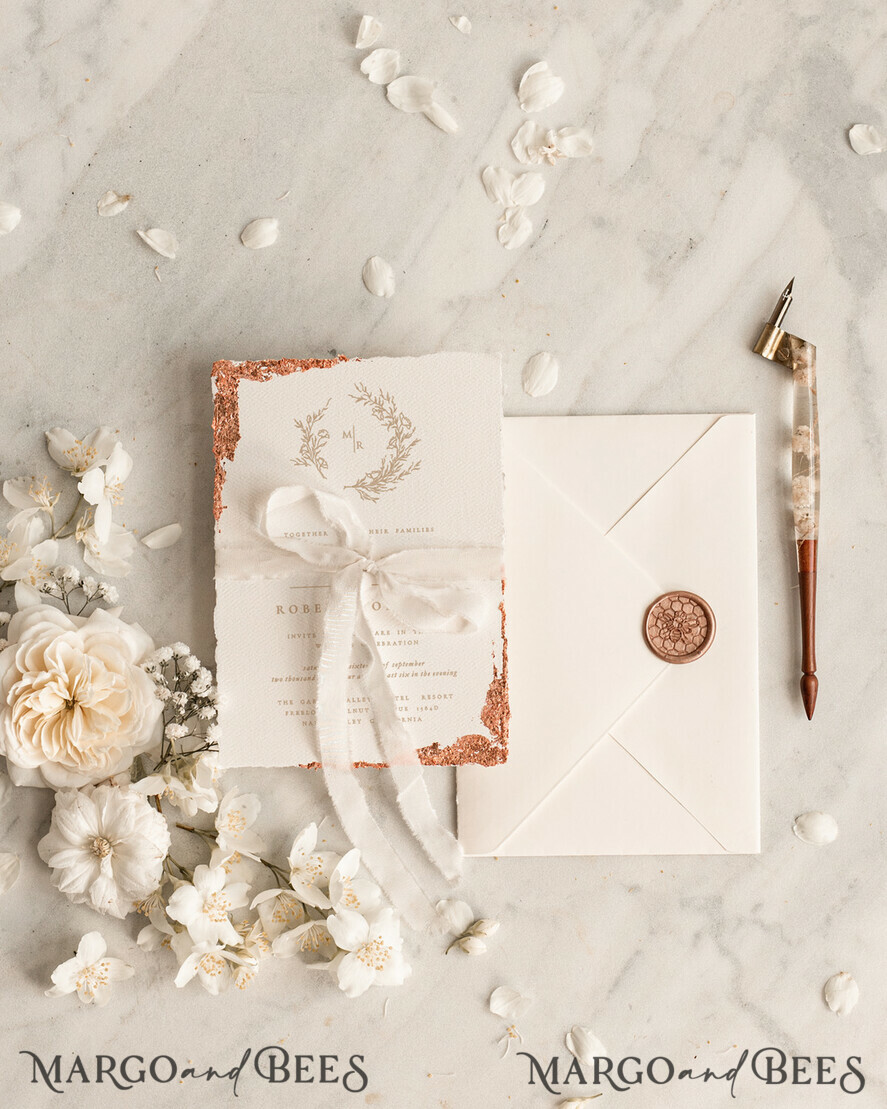 HOCHZEITS EINLADUNGEN moderne Kalligraphie / feine Kunst Feine Kunst Elfenbein Gold Hochzeitseinladung, Florale Hochzeitseinladung, Beigefarbene florale Einladungssuite, Kranz Monogram Hochzeitseinladungssuite, Gezackte Kanten Einladungen