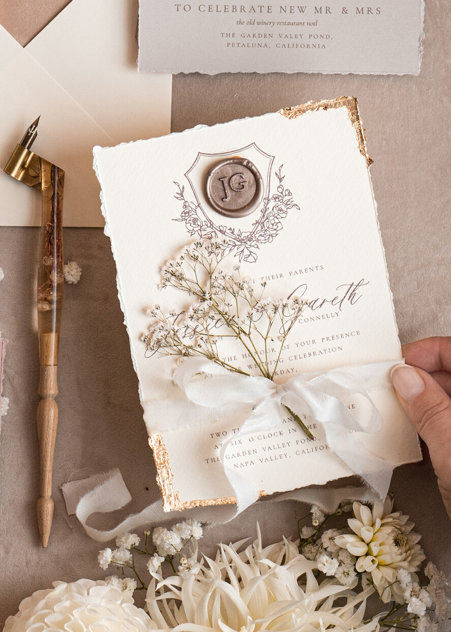 HOCHZEITS EINLADUNGEN moderne Kalligraphie / feine Kunst Kunstvolle Akt-Hochzeitseinladung, Echte Baby Atem Blumige Hochzeitseinladung, Französische Provence Einladungssuite, Gypsophila Hochzeitseinladungssuite, Deckled Edge Einladungen, Zerrissene Kanten Hochzeitseinladungen golden, Kunstvolle Hochzeitseinladungssuite.