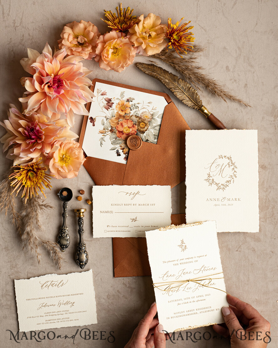 HOCHZEITS EINLADUNGEN moderne Kalligraphie / feine Kunst Feine Kunst Herbst Terrakotta Gold Hochzeitseinladung, verbrannt orange Blumen Hochzeitseinladung, Rost Einladungskollektion, Kranz Monogramm Hochzeitseinladungskollektion, gezackte Kanten Einladungen, zerrissene Kanten Hochzeitseinladungen golden, Feine Kunst Hochzeitseinladungskollektion, gezackt.