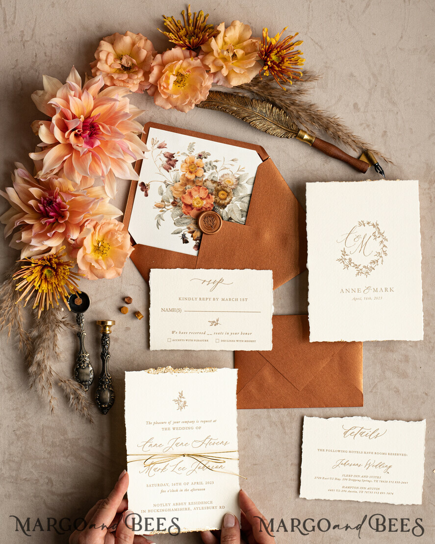 HOCHZEITS EINLADUNGEN moderne Kalligraphie / feine Kunst Feine Kunst Herbst Terrakotta Gold Hochzeitseinladung, verbrannt orange Blumen Hochzeitseinladung, Rost Einladungskollektion, Kranz Monogramm Hochzeitseinladungskollektion, gezackte Kanten Einladungen, zerrissene Kanten Hochzeitseinladungen golden, Feine Kunst Hochzeitseinladungskollektion, gezackt.