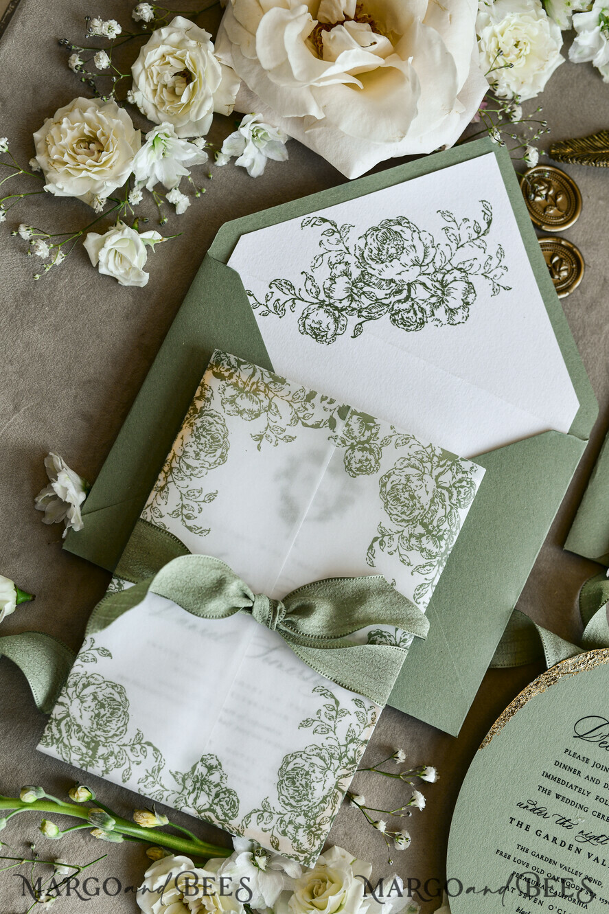 HOCHZEITS EINLADUNGEN moderne Kalligraphie / feine Kunst Salbeigrüne Fine Art Hochzeitseinladungen mit Goldblatt, unregelmäßigen Kanten, RSVP QR-Code, Seidenband, maßgeschneiderte elegante Hochzeitskollektion
