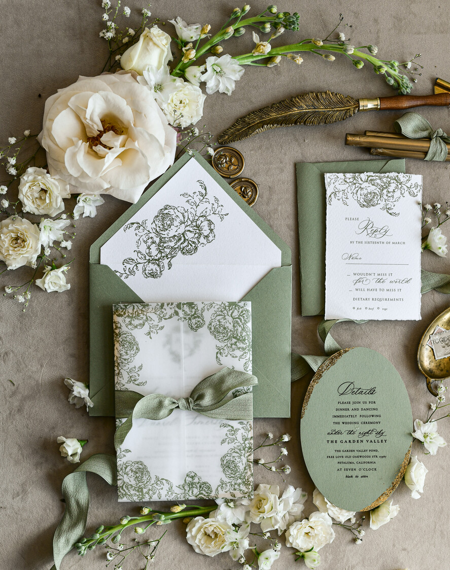 HOCHZEITS EINLADUNGEN moderne Kalligraphie / feine Kunst Salbeigrüne Fine Art Hochzeitseinladungen mit Goldblatt, unregelmäßigen Kanten, RSVP QR-Code, Seidenband, maßgeschneiderte elegante Hochzeitskollektion