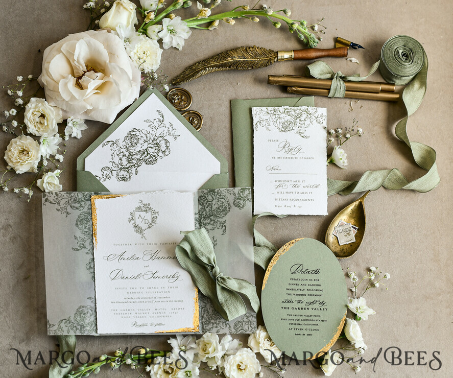 HOCHZEITS EINLADUNGEN moderne Kalligraphie / feine Kunst Salbeigrüne Fine Art Hochzeitseinladungen mit Goldblatt, unregelmäßigen Kanten, RSVP QR-Code, Seidenband, maßgeschneiderte elegante Hochzeitskollektion
