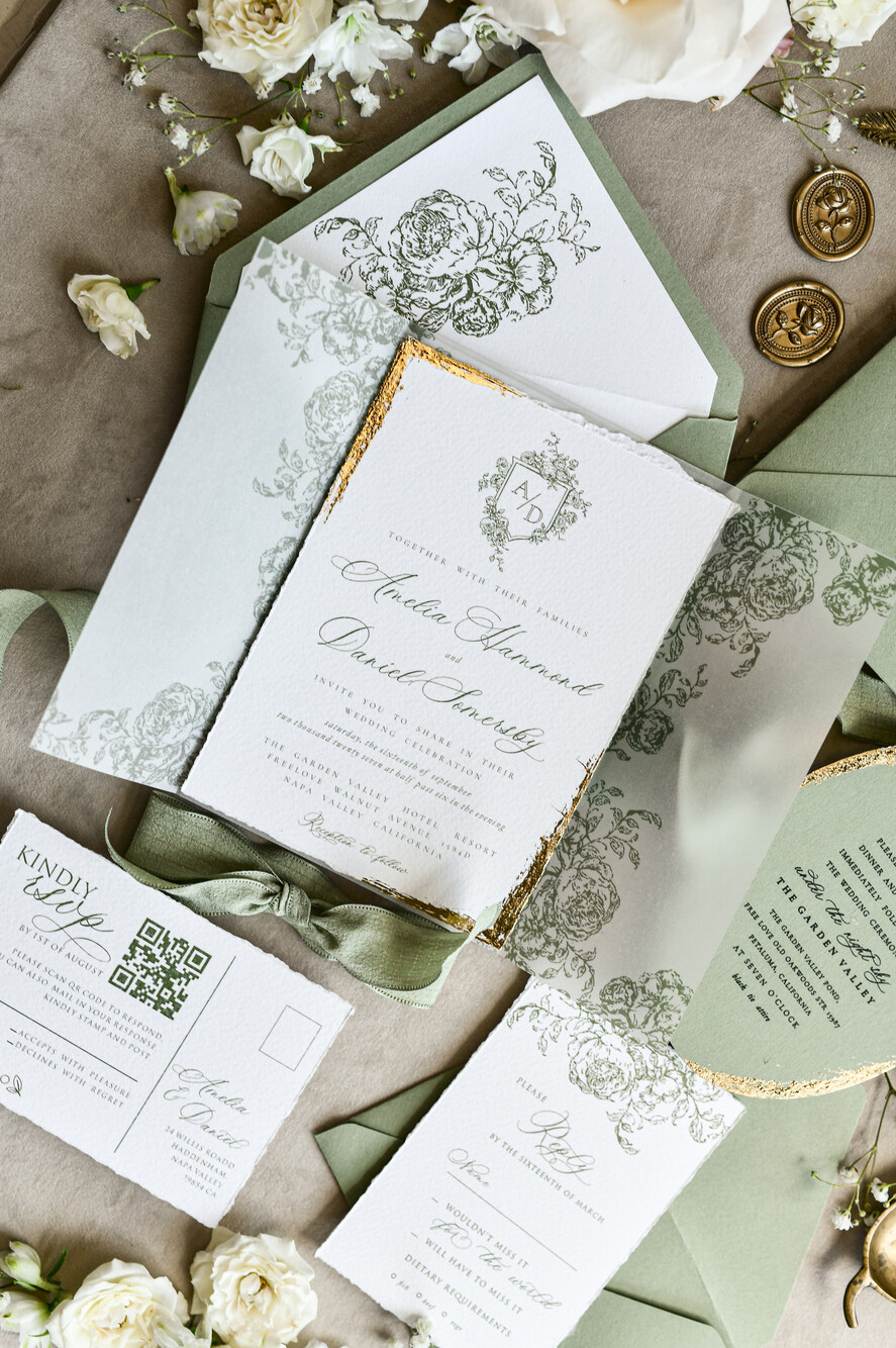 HOCHZEITS EINLADUNGEN moderne Kalligraphie / feine Kunst Salbeigrüne Fine Art Hochzeitseinladungen mit Goldblatt, unregelmäßigen Kanten, RSVP QR-Code, Seidenband, maßgeschneiderte elegante Hochzeitskollektion
