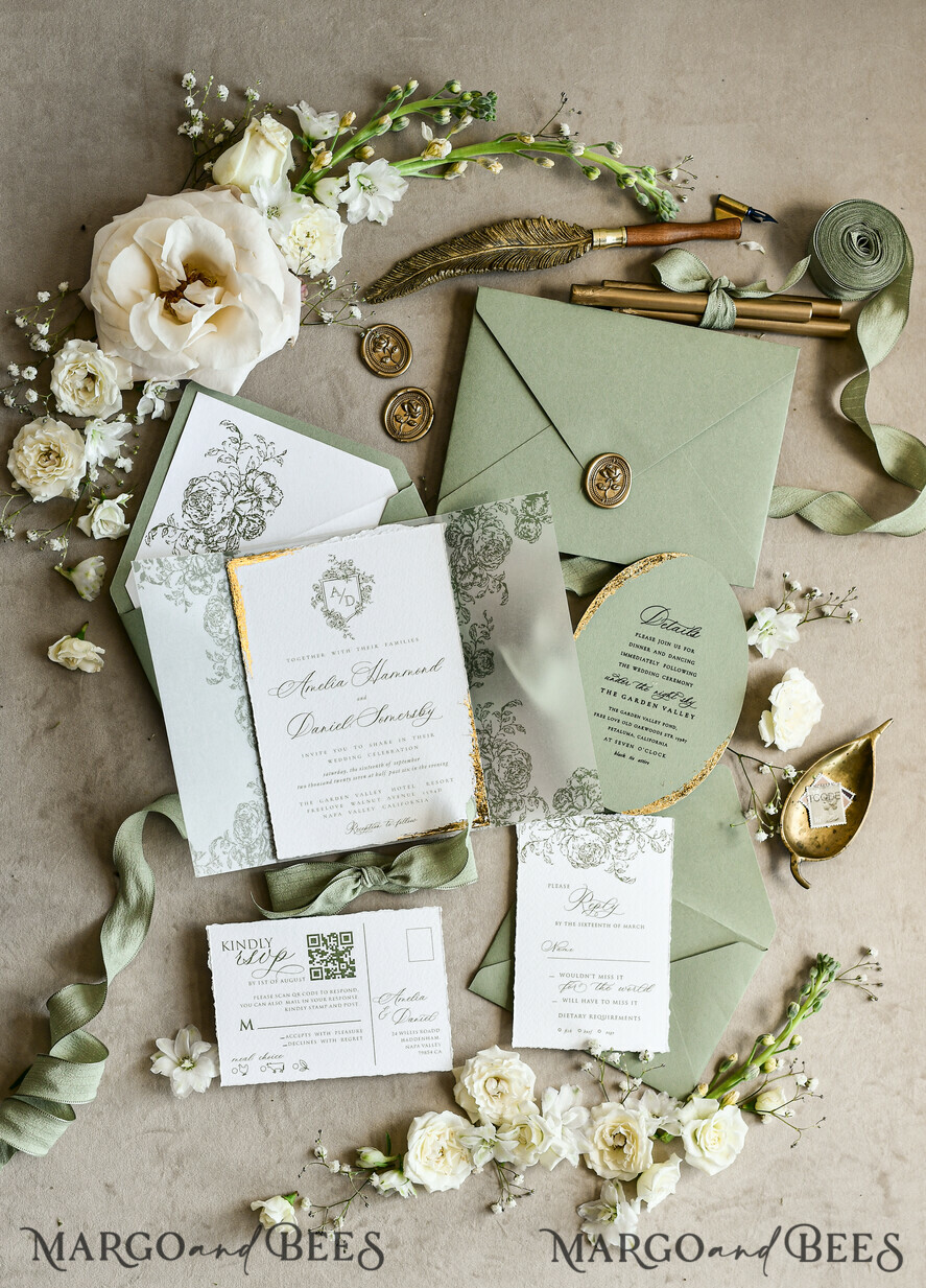 HOCHZEITS EINLADUNGEN moderne Kalligraphie / feine Kunst Salbeigrüne Fine Art Hochzeitseinladungen mit Goldblatt, unregelmäßigen Kanten, RSVP QR-Code, Seidenband, maßgeschneiderte elegante Hochzeitskollektion