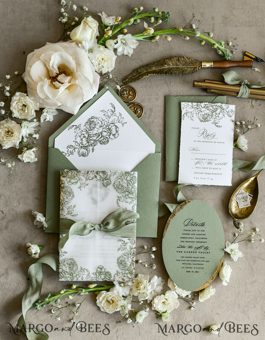 HOCHZEITS EINLADUNGEN moderne Kalligraphie / feine Kunst Salbeigrüne Fine Art Hochzeitseinladungen mit Goldblatt, unregelmäßigen Kanten, RSVP QR-Code, Seidenband, maßgeschneiderte elegante Hochzeitskollektion