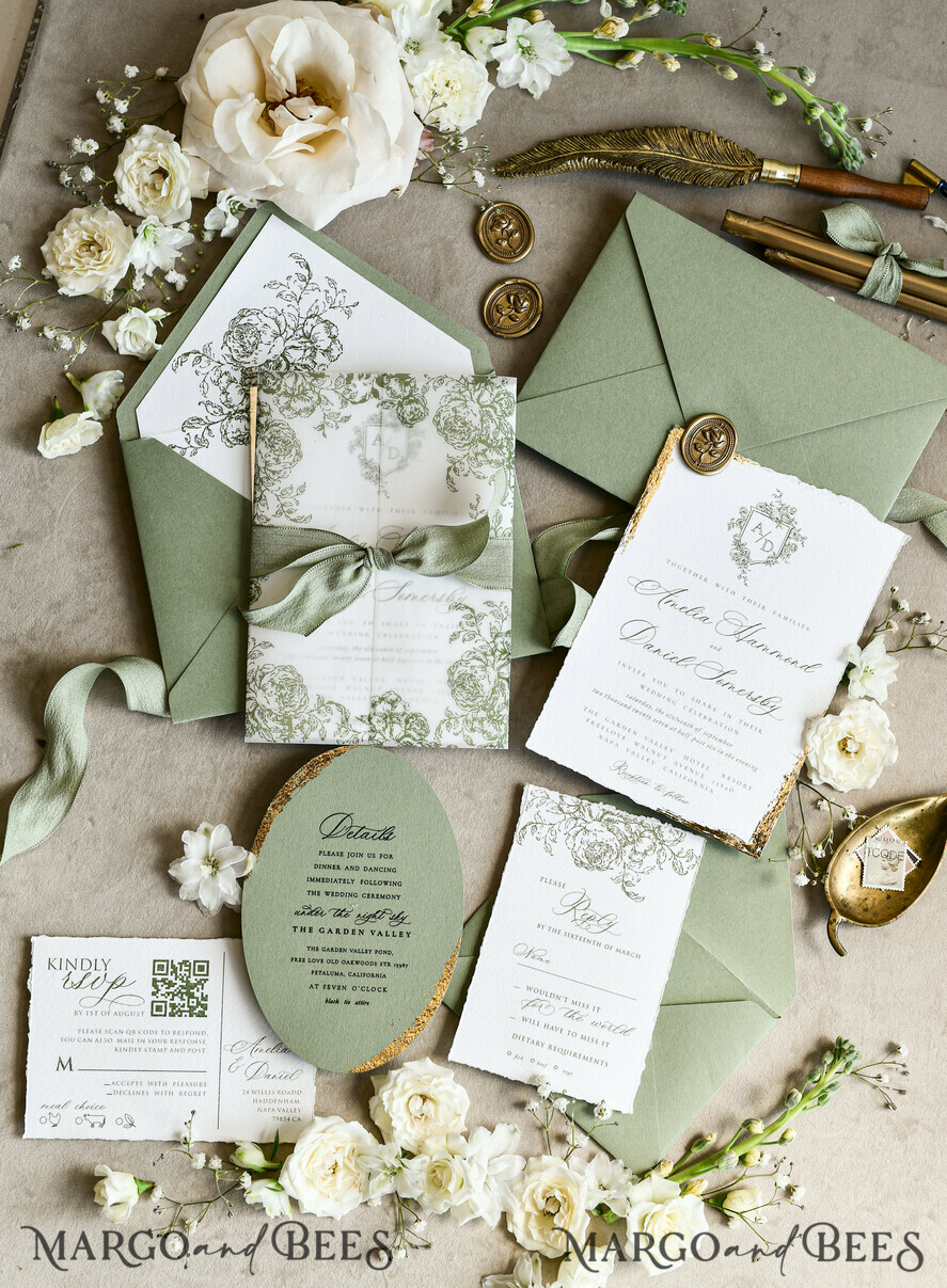 HOCHZEITS EINLADUNGEN moderne Kalligraphie / feine Kunst Salbeigrüne Fine Art Hochzeitseinladungen mit Goldblatt, unregelmäßigen Kanten, RSVP QR-Code, Seidenband, maßgeschneiderte elegante Hochzeitskollektion