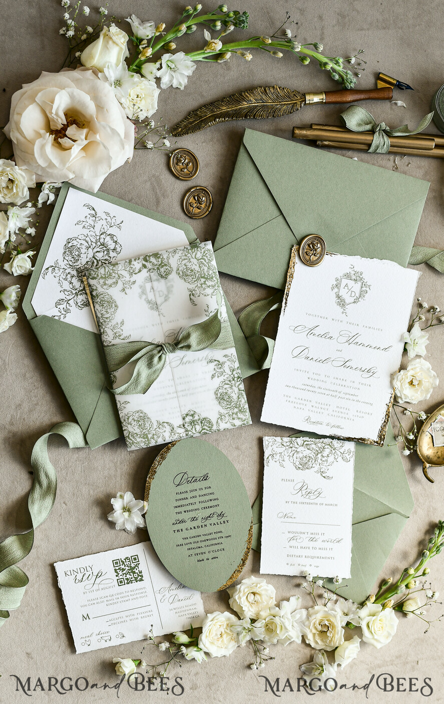 HOCHZEITS EINLADUNGEN moderne Kalligraphie / feine Kunst Salbeigrüne Fine Art Hochzeitseinladungen mit Goldblatt, unregelmäßigen Kanten, RSVP QR-Code, Seidenband, maßgeschneiderte elegante Hochzeitskollektion