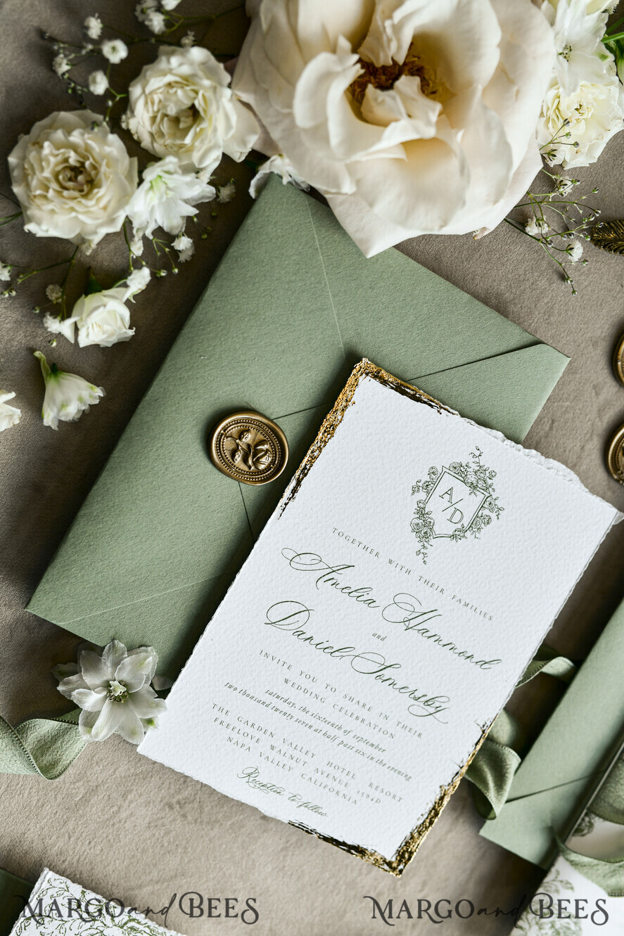 HOCHZEITS EINLADUNGEN moderne Kalligraphie / feine Kunst Salbeigrüne Fine Art Hochzeitseinladungen mit Goldblatt, unregelmäßigen Kanten, RSVP QR-Code, Seidenband, maßgeschneiderte elegante Hochzeitskollektion