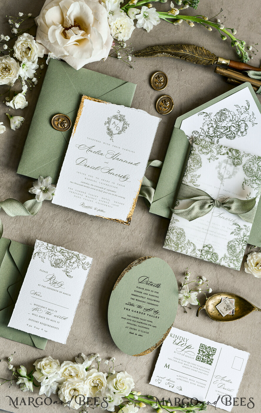 HOCHZEITS EINLADUNGEN moderne Kalligraphie / feine Kunst Salbeigrüne Fine Art Hochzeitseinladungen mit Goldblatt, unregelmäßigen Kanten, RSVP QR-Code, Seidenband, maßgeschneiderte elegante Hochzeitskollektion