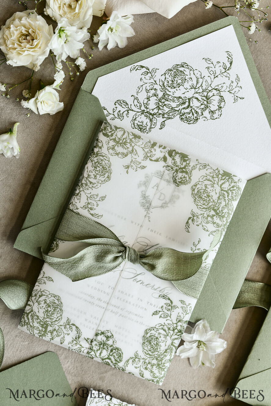 HOCHZEITS EINLADUNGEN moderne Kalligraphie / feine Kunst Salbeigrüne Fine Art Hochzeitseinladungen mit Goldblatt, unregelmäßigen Kanten, RSVP QR-Code, Seidenband, maßgeschneiderte elegante Hochzeitskollektion