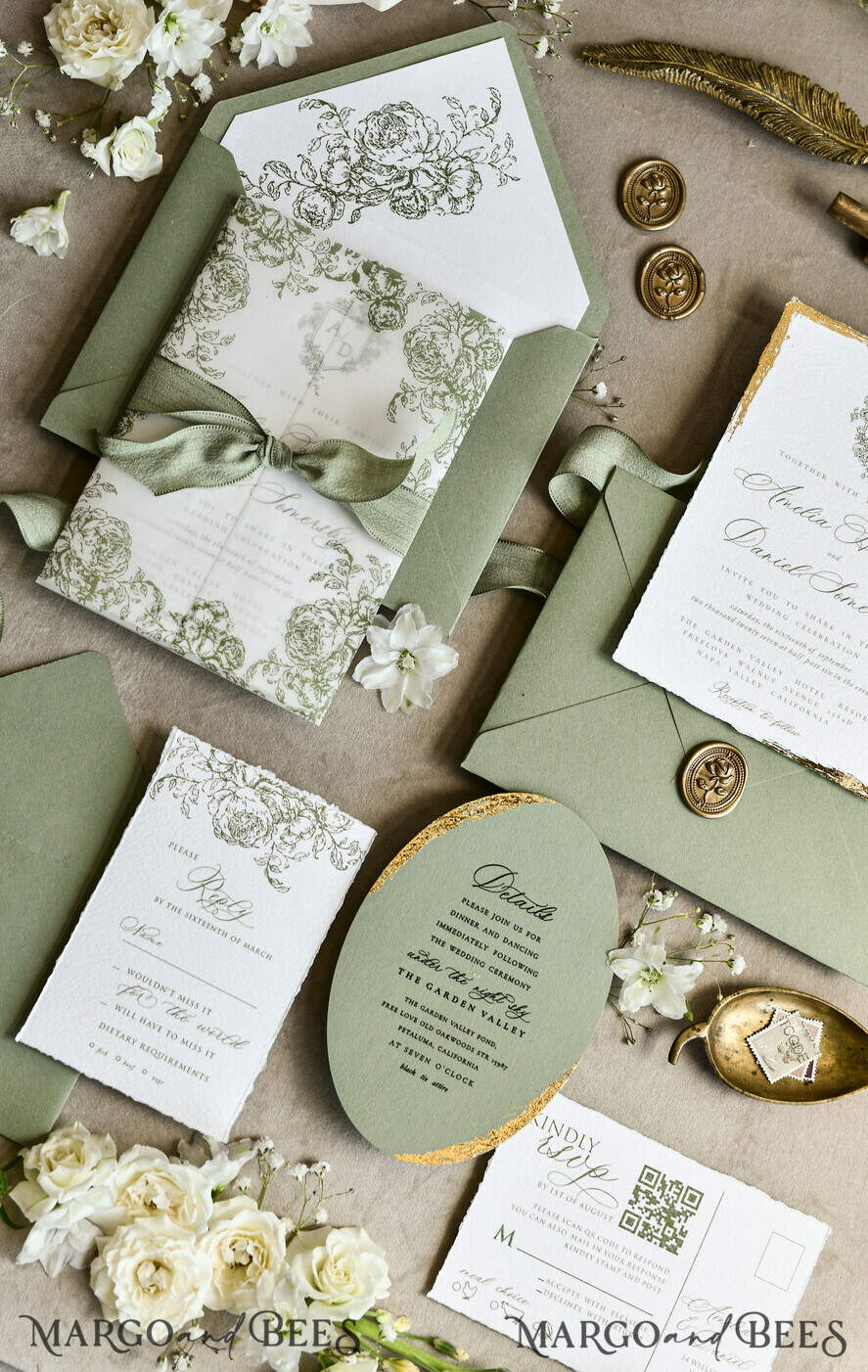 HOCHZEITS EINLADUNGEN moderne Kalligraphie / feine Kunst Salbeigrüne Fine Art Hochzeitseinladungen mit Goldblatt, unregelmäßigen Kanten, RSVP QR-Code, Seidenband, maßgeschneiderte elegante Hochzeitskollektion