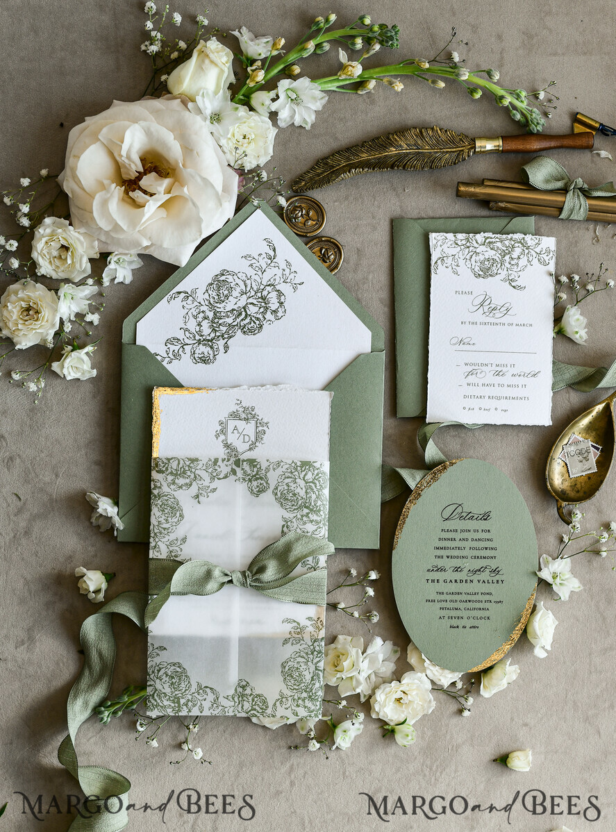 HOCHZEITS EINLADUNGEN moderne Kalligraphie / feine Kunst Salbeigrüne Fine Art Hochzeitseinladungen mit Goldblatt, unregelmäßigen Kanten, RSVP QR-Code, Seidenband, maßgeschneiderte elegante Hochzeitskollektion
