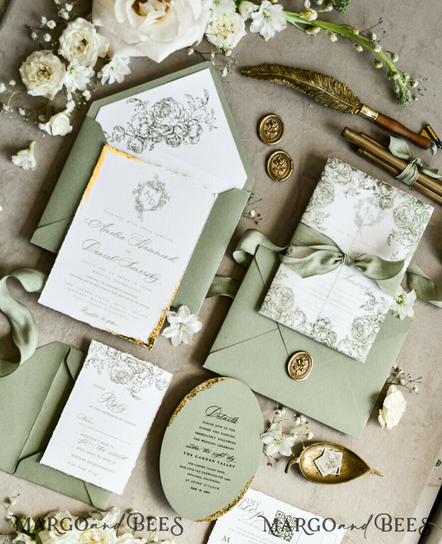 HOCHZEITS EINLADUNGEN moderne Kalligraphie / feine Kunst Salbeigrüne Fine Art Hochzeitseinladungen mit Goldblatt, unregelmäßigen Kanten, RSVP QR-Code, Seidenband, maßgeschneiderte elegante Hochzeitskollektion