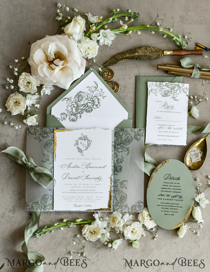 HOCHZEITS EINLADUNGEN moderne Kalligraphie / feine Kunst Salbeigrüne Fine Art Hochzeitseinladungen mit Goldblatt, unregelmäßigen Kanten, RSVP QR-Code, Seidenband, maßgeschneiderte elegante Hochzeitskollektion