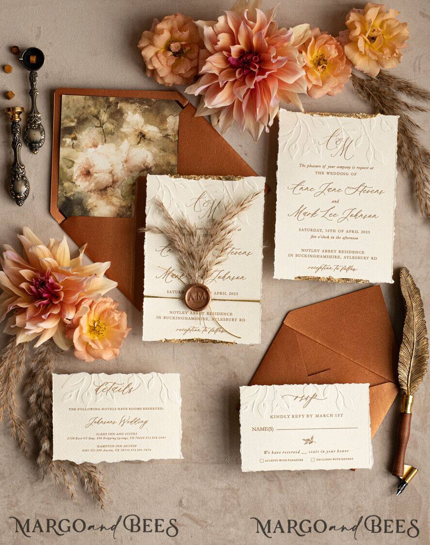 HOCHZEITS EINLADUNGEN moderne Kalligraphie / feine Kunst Fall Fine Art Prägung Elfenbein Gold Hochzeitseinladung, Pampasgras Florale Hochzeitseinladung, Boho Brandorange Einladungssatz, Wachssiegel Monogramm Hochzeitseinladungssatz, Gerissene Kante Einladungen, Zerrissene Kante Hochzeitseinladungen golden.