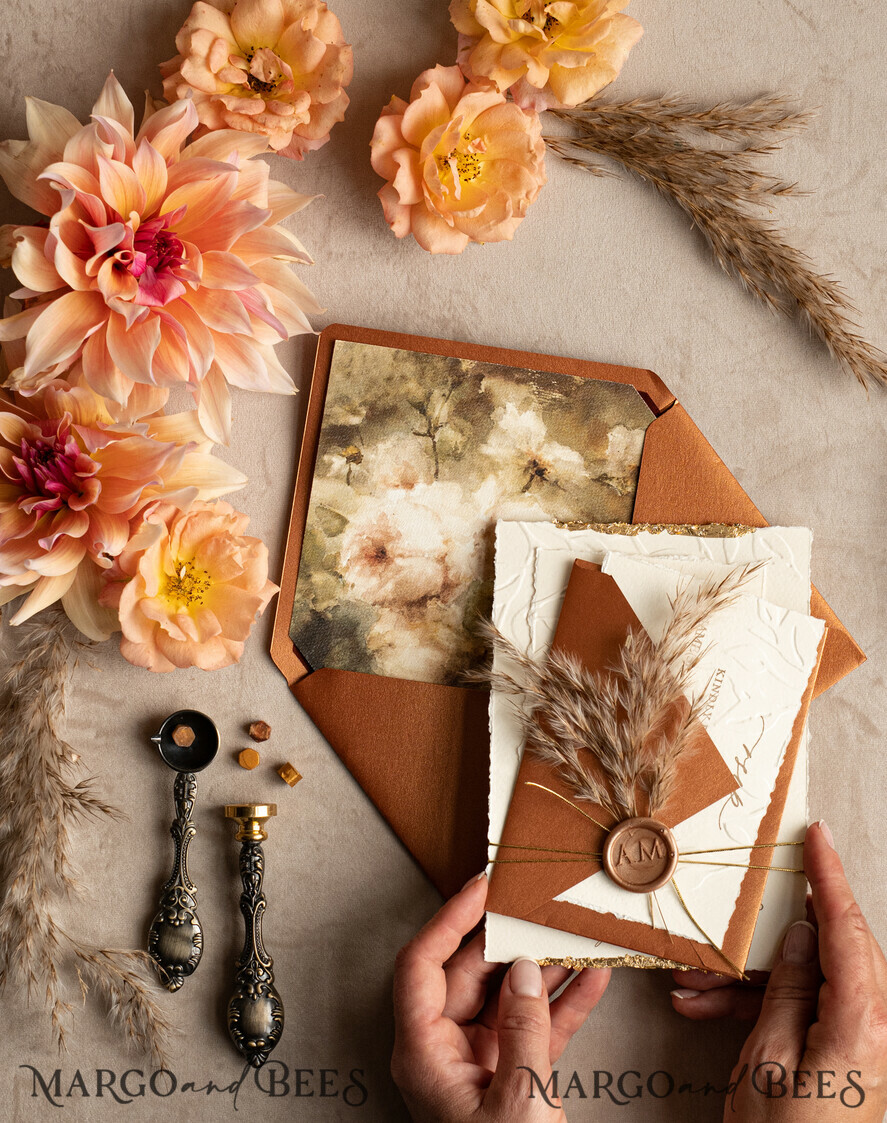 HOCHZEITS EINLADUNGEN moderne Kalligraphie / feine Kunst Fall Fine Art Prägung Elfenbein Gold Hochzeitseinladung, Pampasgras Florale Hochzeitseinladung, Boho Brandorange Einladungssatz, Wachssiegel Monogramm Hochzeitseinladungssatz, Gerissene Kante Einladungen, Zerrissene Kante Hochzeitseinladungen golden.