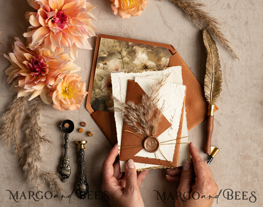 HOCHZEITS EINLADUNGEN moderne Kalligraphie / feine Kunst Fall Fine Art Prägung Elfenbein Gold Hochzeitseinladung, Pampasgras Florale Hochzeitseinladung, Boho Brandorange Einladungssatz, Wachssiegel Monogramm Hochzeitseinladungssatz, Gerissene Kante Einladungen, Zerrissene Kante Hochzeitseinladungen golden.