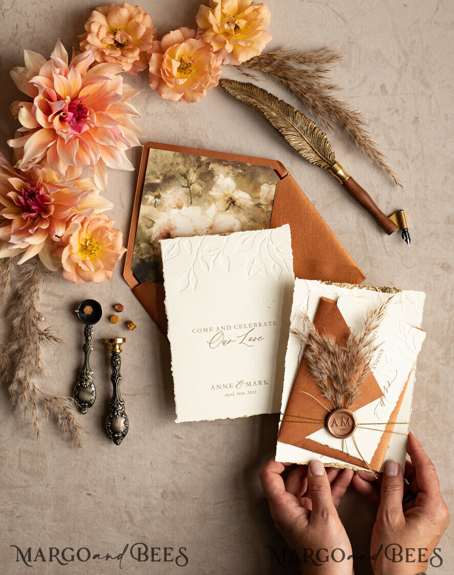 HOCHZEITS EINLADUNGEN moderne Kalligraphie / feine Kunst Fall Fine Art Prägung Elfenbein Gold Hochzeitseinladung, Pampasgras Florale Hochzeitseinladung, Boho Brandorange Einladungssatz, Wachssiegel Monogramm Hochzeitseinladungssatz, Gerissene Kante Einladungen, Zerrissene Kante Hochzeitseinladungen golden.