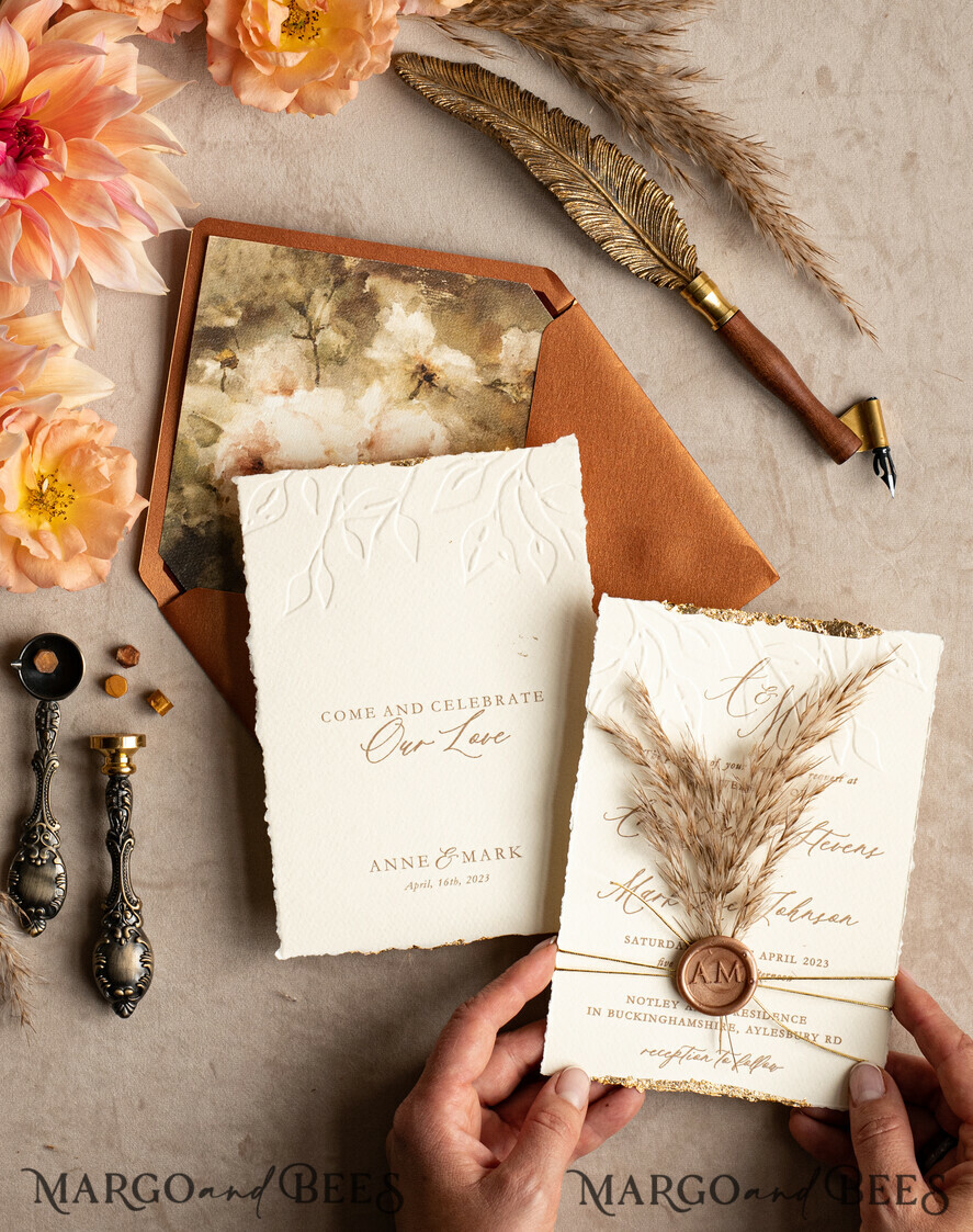 HOCHZEITS EINLADUNGEN moderne Kalligraphie / feine Kunst Fall Fine Art Prägung Elfenbein Gold Hochzeitseinladung, Pampasgras Florale Hochzeitseinladung, Boho Brandorange Einladungssatz, Wachssiegel Monogramm Hochzeitseinladungssatz, Gerissene Kante Einladungen, Zerrissene Kante Hochzeitseinladungen golden.