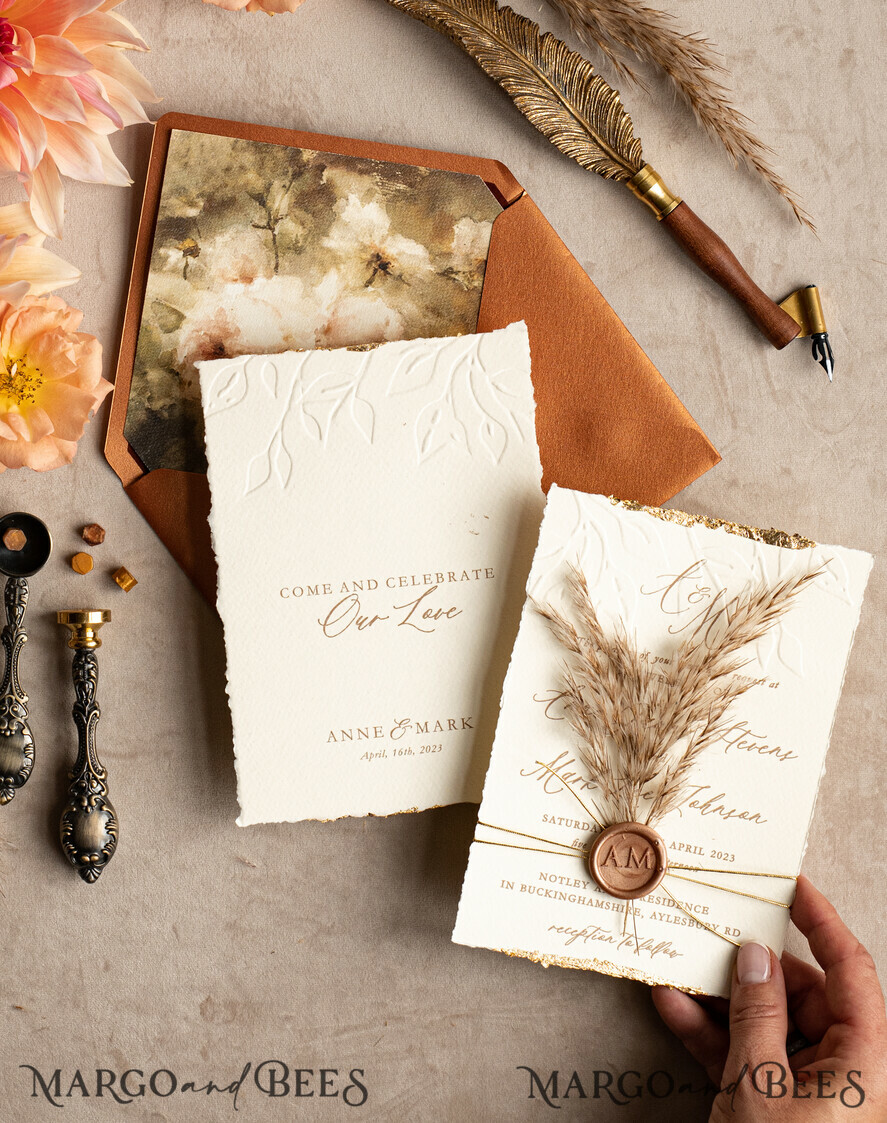 HOCHZEITS EINLADUNGEN moderne Kalligraphie / feine Kunst Fall Fine Art Prägung Elfenbein Gold Hochzeitseinladung, Pampasgras Florale Hochzeitseinladung, Boho Brandorange Einladungssatz, Wachssiegel Monogramm Hochzeitseinladungssatz, Gerissene Kante Einladungen, Zerrissene Kante Hochzeitseinladungen golden.