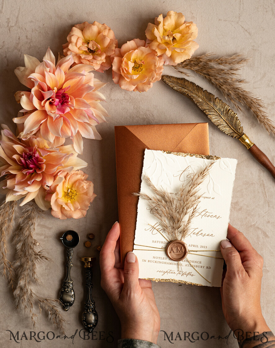 HOCHZEITS EINLADUNGEN moderne Kalligraphie / feine Kunst Fall Fine Art Prägung Elfenbein Gold Hochzeitseinladung, Pampasgras Florale Hochzeitseinladung, Boho Brandorange Einladungssatz, Wachssiegel Monogramm Hochzeitseinladungssatz, Gerissene Kante Einladungen, Zerrissene Kante Hochzeitseinladungen golden.