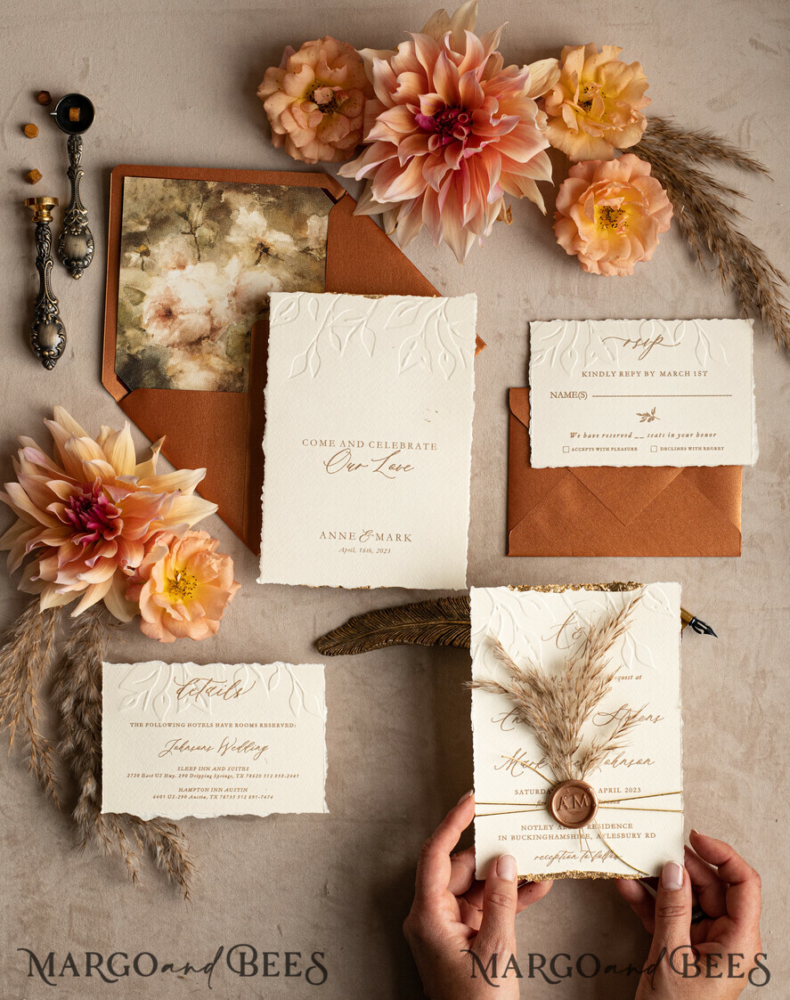 HOCHZEITS EINLADUNGEN moderne Kalligraphie / feine Kunst Fall Fine Art Prägung Elfenbein Gold Hochzeitseinladung, Pampasgras Florale Hochzeitseinladung, Boho Brandorange Einladungssatz, Wachssiegel Monogramm Hochzeitseinladungssatz, Gerissene Kante Einladungen, Zerrissene Kante Hochzeitseinladungen golden.