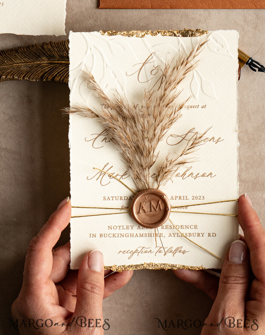 HOCHZEITS EINLADUNGEN moderne Kalligraphie / feine Kunst Fall Fine Art Prägung Elfenbein Gold Hochzeitseinladung, Pampasgras Florale Hochzeitseinladung, Boho Brandorange Einladungssatz, Wachssiegel Monogramm Hochzeitseinladungssatz, Gerissene Kante Einladungen, Zerrissene Kante Hochzeitseinladungen golden.