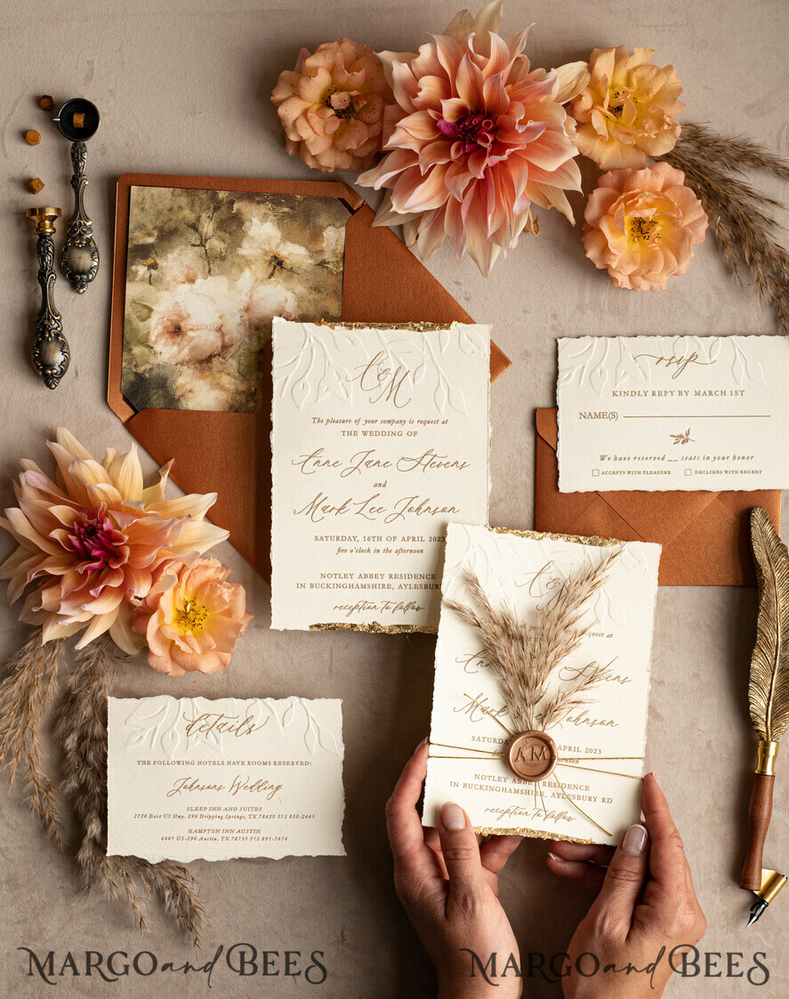 HOCHZEITS EINLADUNGEN moderne Kalligraphie / feine Kunst Fall Fine Art Prägung Elfenbein Gold Hochzeitseinladung, Pampasgras Florale Hochzeitseinladung, Boho Brandorange Einladungssatz, Wachssiegel Monogramm Hochzeitseinladungssatz, Gerissene Kante Einladungen, Zerrissene Kante Hochzeitseinladungen golden.