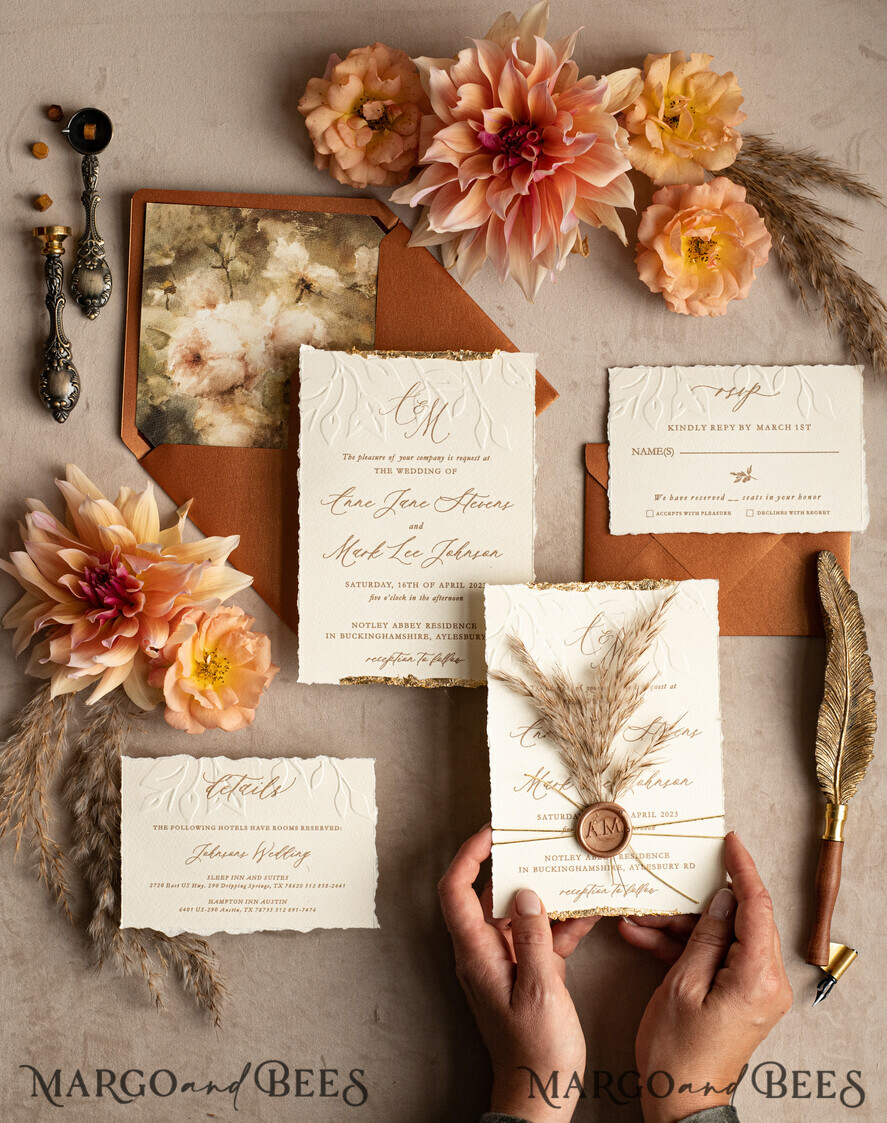 HOCHZEITS EINLADUNGEN moderne Kalligraphie / feine Kunst Fall Fine Art Prägung Elfenbein Gold Hochzeitseinladung, Pampasgras Florale Hochzeitseinladung, Boho Brandorange Einladungssatz, Wachssiegel Monogramm Hochzeitseinladungssatz, Gerissene Kante Einladungen, Zerrissene Kante Hochzeitseinladungen golden.