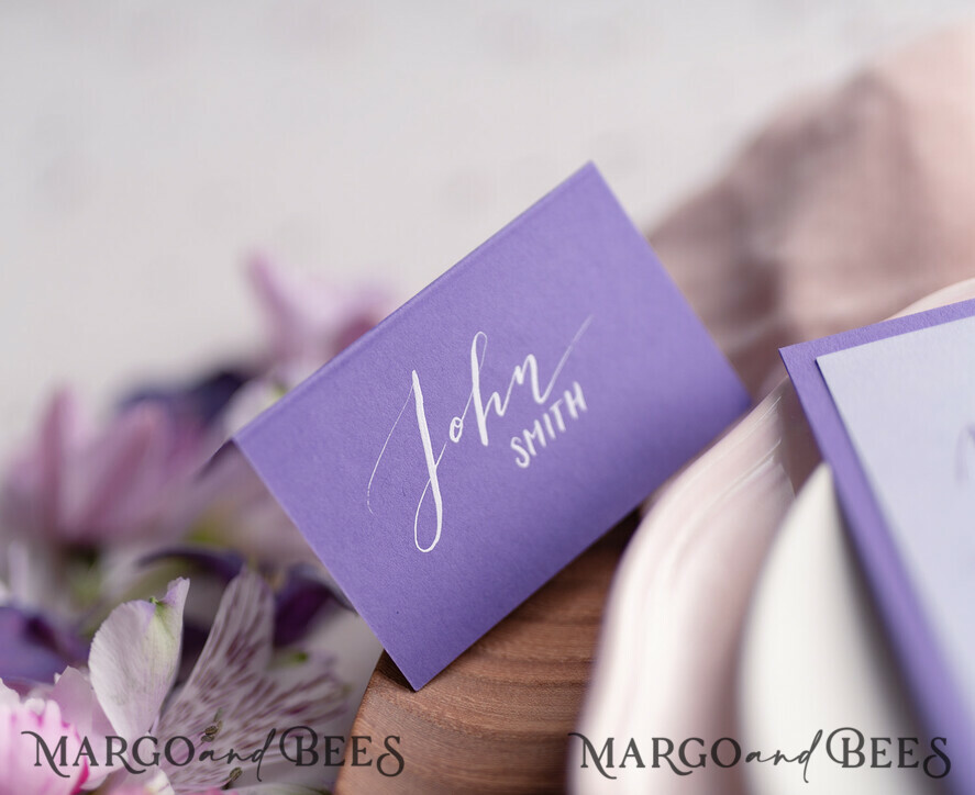 PLATZKARTEN / TISCHKARTEN  
 Kalligraphie Elegante Aquarell lila Hochzeitsplatzkarte, Flieder Namensschilder für Ihre Hochzeitstische, Aquarelldesign Hochzeitsplatzkarten, romantische Namensschilder, bearbeitbarer Text