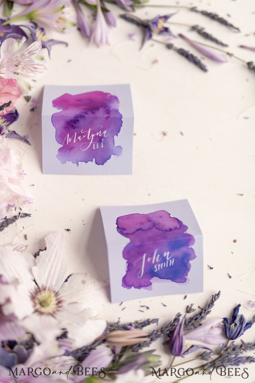 PLATZKARTEN / TISCHKARTEN  
 Kalligraphie Elegante Aquarell lila Hochzeitsplatzkarte, Flieder Namensschilder für Ihre Hochzeitstische, Aquarelldesign Hochzeitsplatzkarten, romantische Namensschilder, bearbeitbarer Text