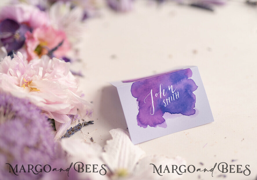 PLATZKARTEN / TISCHKARTEN  
 Kalligraphie Elegante Aquarell lila Hochzeitsplatzkarte, Flieder Namensschilder für Ihre Hochzeitstische, Aquarelldesign Hochzeitsplatzkarten, romantische Namensschilder, bearbeitbarer Text