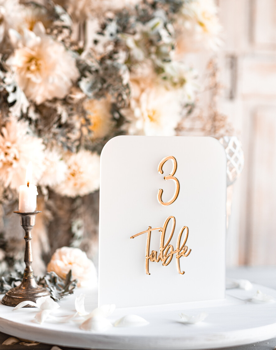 TISCHDEKORATIONSCHILDER   Acryl Tischdekoration Zahlen Acryl gefrorene Tischnummern, frosted Acryl und goldenes Schild, goldene Plexi-Tischnummern, luxuriöse Hochzeits-Tischdekoration, Hochzeitsbeschilderung goldene Spiegel-Tischnummern
