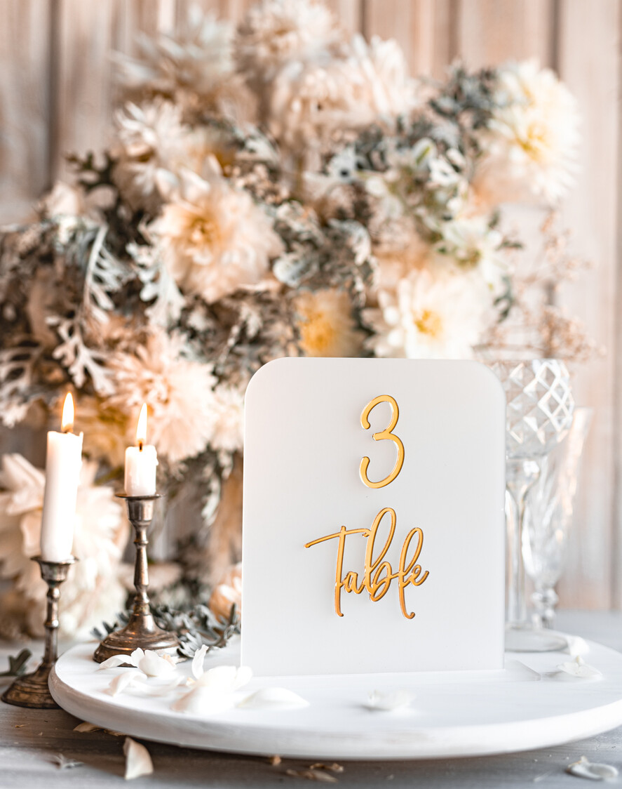 TISCHDEKORATIONSCHILDER   Acryl Tischdekoration Zahlen Acryl gefrorene Tischnummern, frosted Acryl und goldenes Schild, goldene Plexi-Tischnummern, luxuriöse Hochzeits-Tischdekoration, Hochzeitsbeschilderung goldene Spiegel-Tischnummern