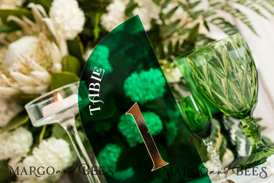 TISCHDEKORATIONSCHILDER   Acryl Tischdekoration Zahlen Acryl Halbbogen Grüne Tischnummern, Grüne Acryl- und Goldtischnummern, Smaragdgrüne Gold Plexi Tischnummern, Luxuriöse Hochzeits Tischdekoration, Hochzeitsschild