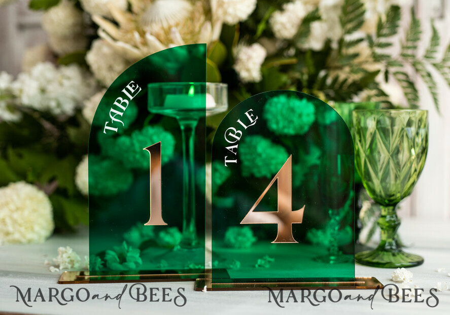 TISCHDEKORATIONSCHILDER   Acryl Tischdekoration Zahlen Acryl Halbbogen Grüne Tischnummern, Grüne Acryl- und Goldtischnummern, Smaragdgrüne Gold Plexi Tischnummern, Luxuriöse Hochzeits Tischdekoration, Hochzeitsschild