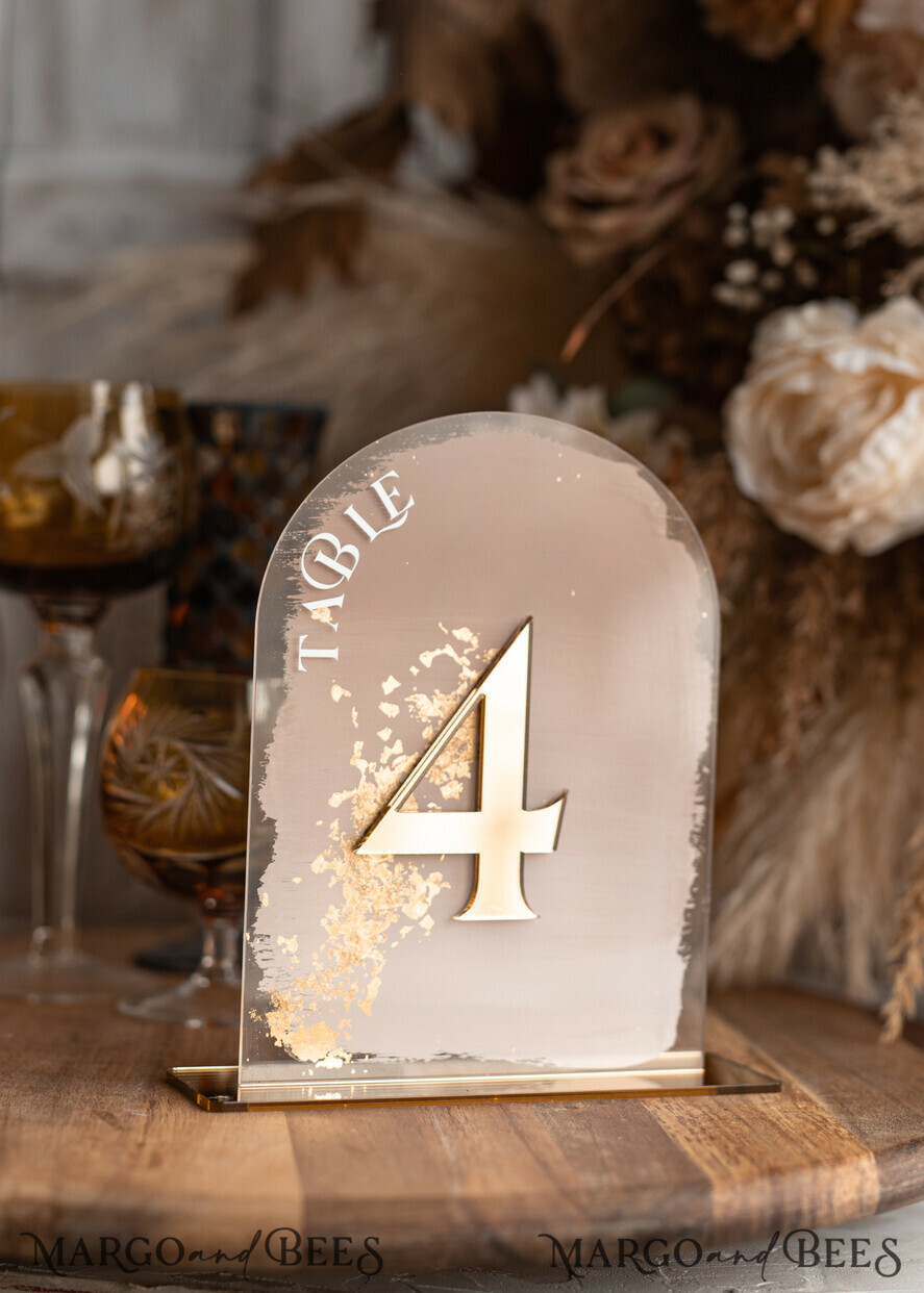 TISCHDEKORATIONSCHILDER   Acryl Tischdekoration Zahlen Acrylbogen Ombre Beige Tischnummern, klare Acryl- und Goldtischnummern, Nude Taupe Gold Plexi Tischnummern, tanfarbene Luxus Hochzeits Tischdekoration, erdige Hochzeitsschild.
