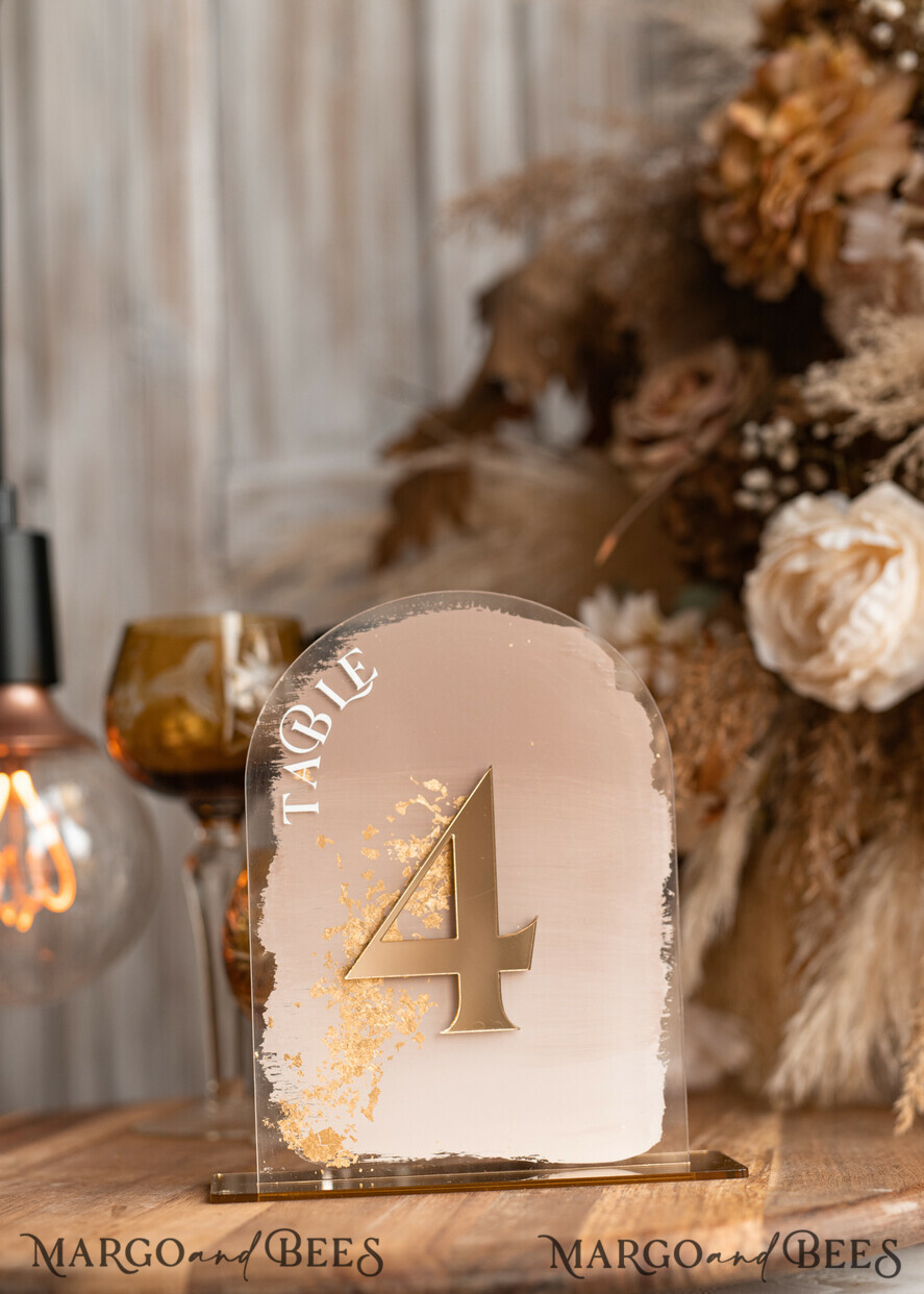 TISCHDEKORATIONSCHILDER   Acryl Tischdekoration Zahlen Acrylbogen Ombre Beige Tischnummern, klare Acryl- und Goldtischnummern, Nude Taupe Gold Plexi Tischnummern, tanfarbene Luxus Hochzeits Tischdekoration, erdige Hochzeitsschild.