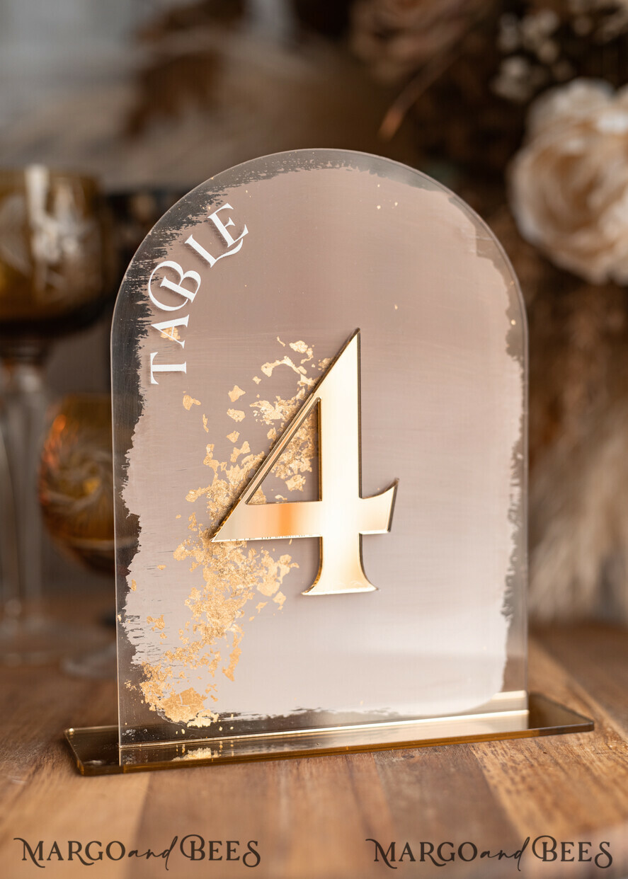 TISCHDEKORATIONSCHILDER   Acryl Tischdekoration Zahlen Acrylbogen Ombre Beige Tischnummern, klare Acryl- und Goldtischnummern, Nude Taupe Gold Plexi Tischnummern, tanfarbene Luxus Hochzeits Tischdekoration, erdige Hochzeitsschild.