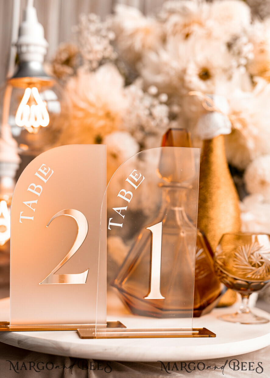 TISCHDEKORATIONSCHILDER   Acryl Tischdekoration Zahlen Acrylbogen Tischnummern, klare Acryl- und goldene Beschilderung, goldene Plexi Tischnummern, luxuriöse Hochzeits Tischdekoration, 3D goldener Spiegel Hochzeitsbeschilderung, bearbeitbarer Text