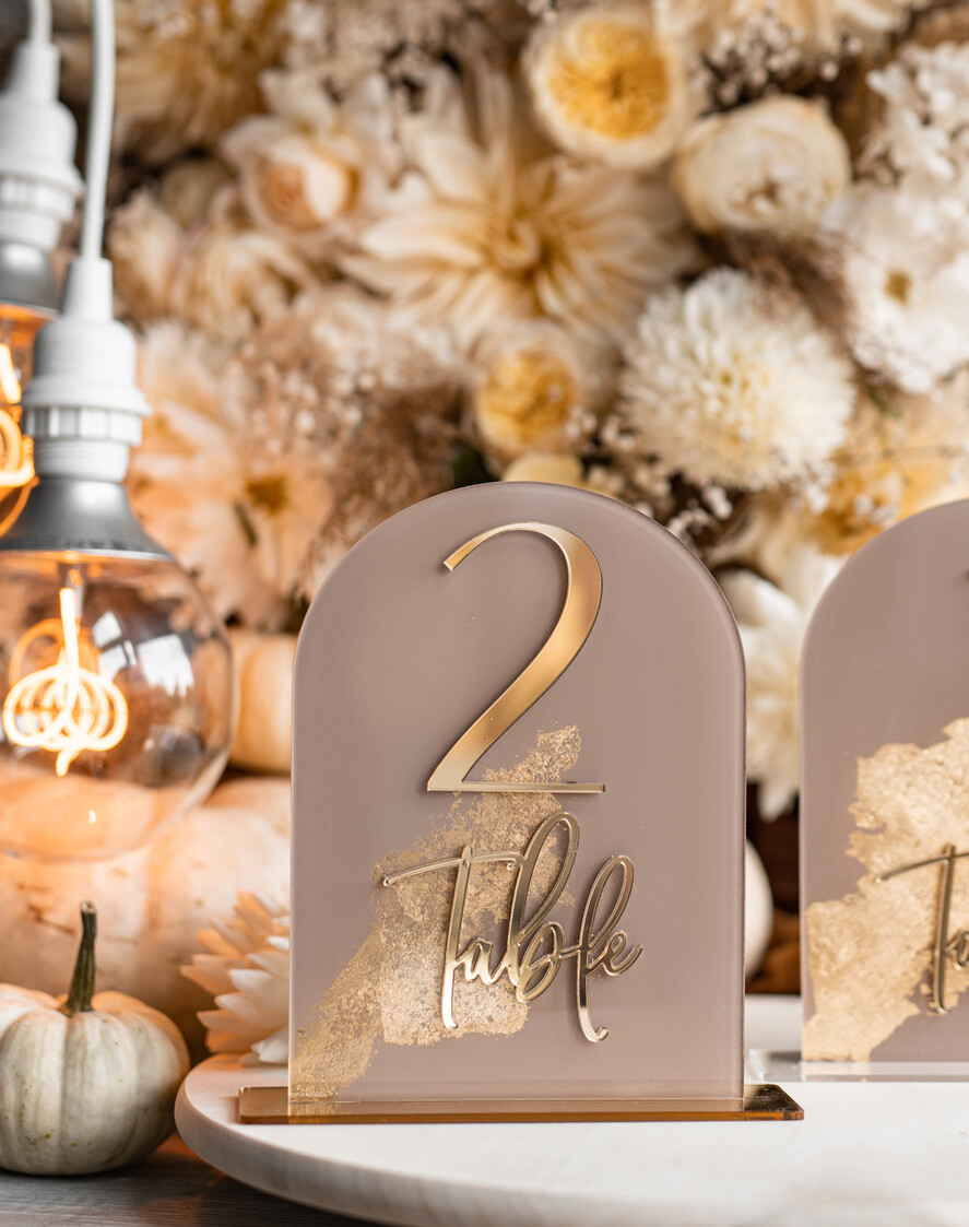 TISCHDEKORATIONSCHILDER   Acryl Tischdekoration Zahlen Acrylbogen Beige Tischnummern, klare Acryl- und goldene Tischnummern, Nude Taupe Gold Plexi Tischnummern, Tan Luxus Hochzeits Tischdekoration, Erdige Hochzeitsbeschilderung.