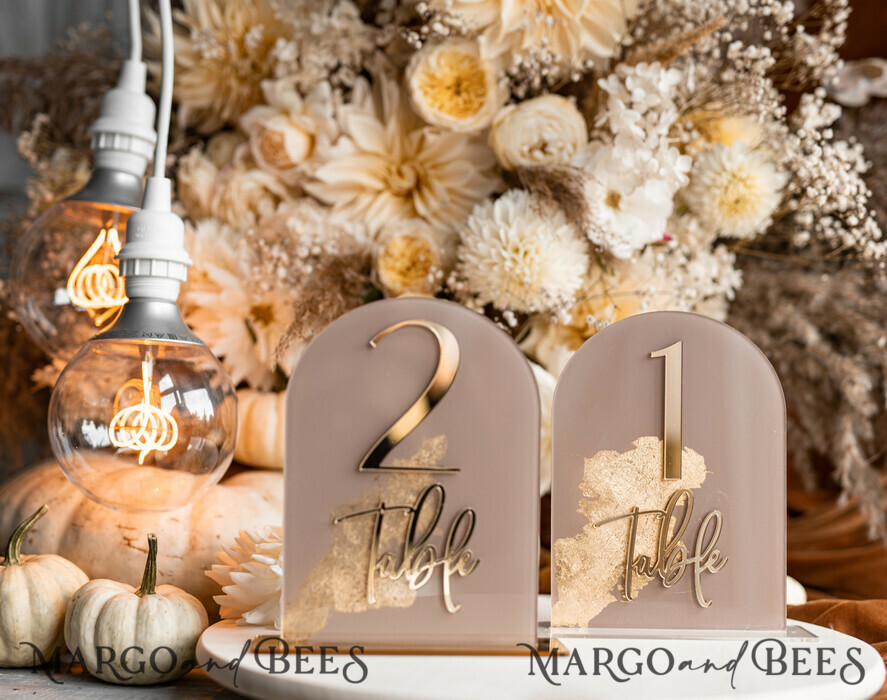 TISCHDEKORATIONSCHILDER   Acryl Tischdekoration Zahlen Acrylbogen Beige Tischnummern, klare Acryl- und goldene Tischnummern, Nude Taupe Gold Plexi Tischnummern, Tan Luxus Hochzeits Tischdekoration, Erdige Hochzeitsbeschilderung.