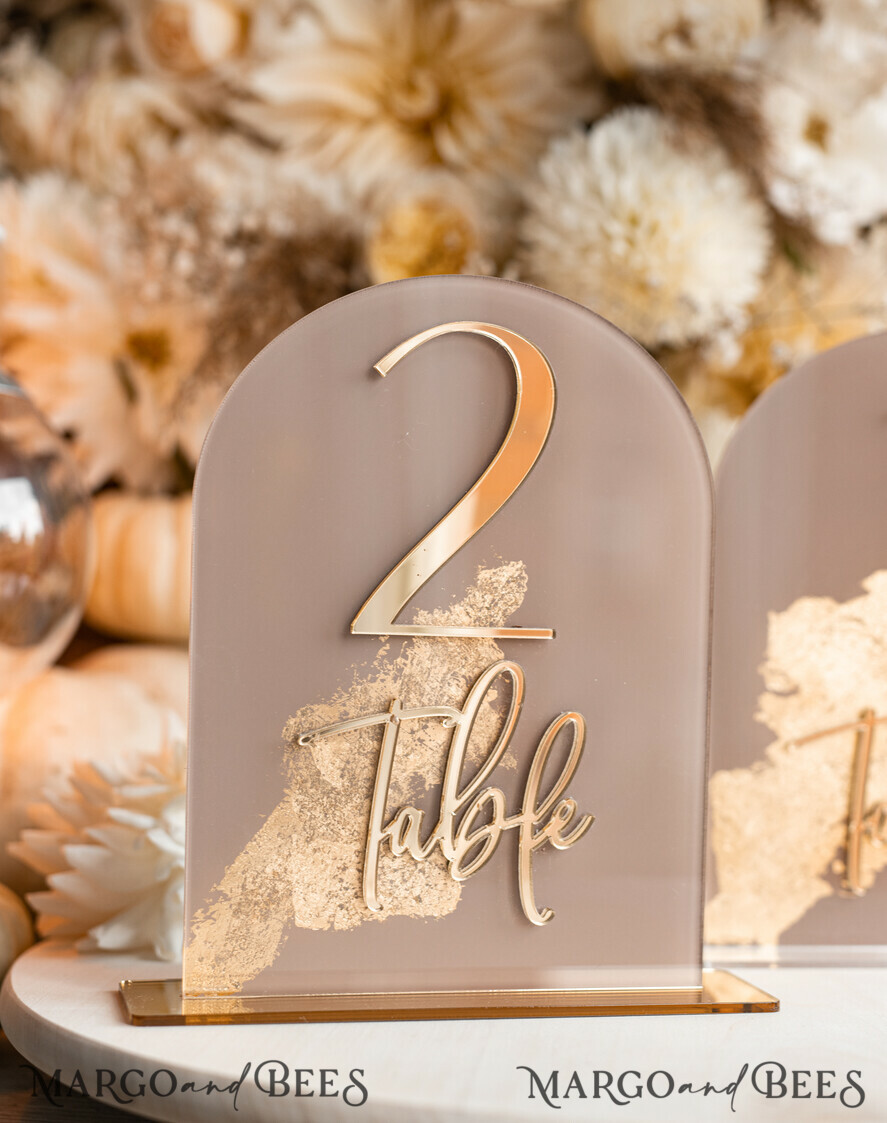 TISCHDEKORATIONSCHILDER   Acryl Tischdekoration Zahlen Acrylbogen Beige Tischnummern, klare Acryl- und goldene Tischnummern, Nude Taupe Gold Plexi Tischnummern, Tan Luxus Hochzeits Tischdekoration, Erdige Hochzeitsbeschilderung.
