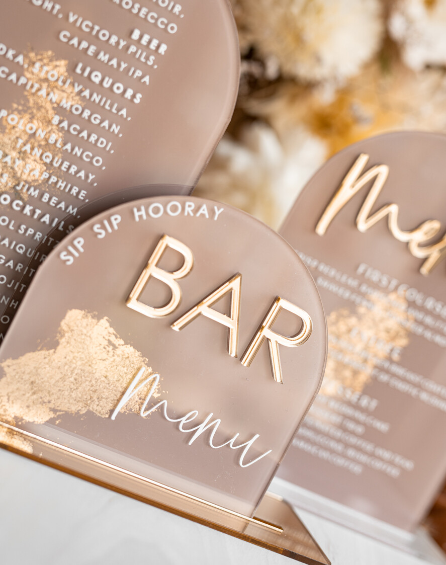 TISCHDEKORATIONSCHILDER   Acryl Tischdekoration Zahlen Acrylbogen Cappuccino Bar Menü, Klare Acryl- und Gold-Bar-Menü, Nude Taupe Gold Plexi Getränkebar-Menü, Tan Luxus Hochzeits-Getränkebar Tischdekoration, Erdige Hochzeitsbeschilderung Goldener Spiegel Bar Menü