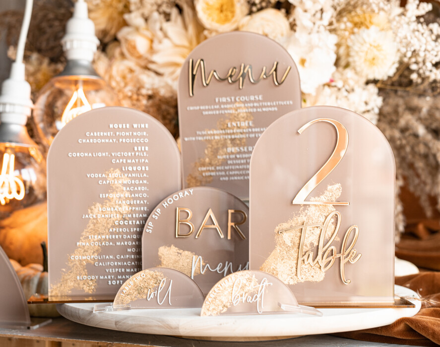 TISCHDEKORATIONSCHILDER   Acryl Tischdekoration Zahlen Acrylbogen Cappuccino Bar Menü, Klare Acryl- und Gold-Bar-Menü, Nude Taupe Gold Plexi Getränkebar-Menü, Tan Luxus Hochzeits-Getränkebar Tischdekoration, Erdige Hochzeitsbeschilderung Goldener Spiegel Bar Menü