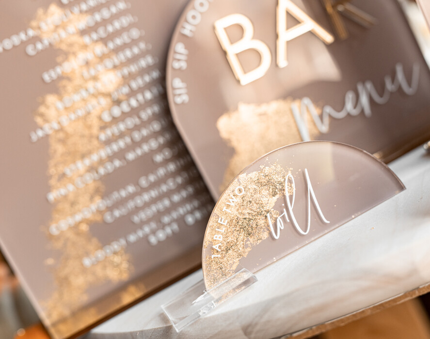 TISCHDEKORATIONSCHILDER   Acryl Tischdekoration Zahlen Acrylbogen Cappuccino Bar Menü, Klare Acryl- und Gold-Bar-Menü, Nude Taupe Gold Plexi Getränkebar-Menü, Tan Luxus Hochzeits-Getränkebar Tischdekoration, Erdige Hochzeitsbeschilderung Goldener Spiegel Bar Menü