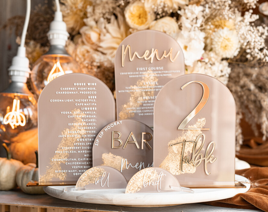 TISCHDEKORATIONSCHILDER   Acryl Tischdekoration Zahlen Acrylbogen Cappuccino Bar Menü, Klare Acryl- und Gold-Bar-Menü, Nude Taupe Gold Plexi Getränkebar-Menü, Tan Luxus Hochzeits-Getränkebar Tischdekoration, Erdige Hochzeitsbeschilderung Goldener Spiegel Bar Menü