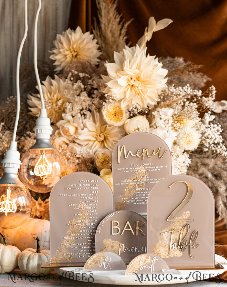TISCHDEKORATIONSCHILDER   Acryl Tischdekoration Zahlen Acrylbogen Cappuccino Bar Menü, Klare Acryl- und Gold-Bar-Menü, Nude Taupe Gold Plexi Getränkebar-Menü, Tan Luxus Hochzeits-Getränkebar Tischdekoration, Erdige Hochzeitsbeschilderung Goldener Spiegel Bar Menü